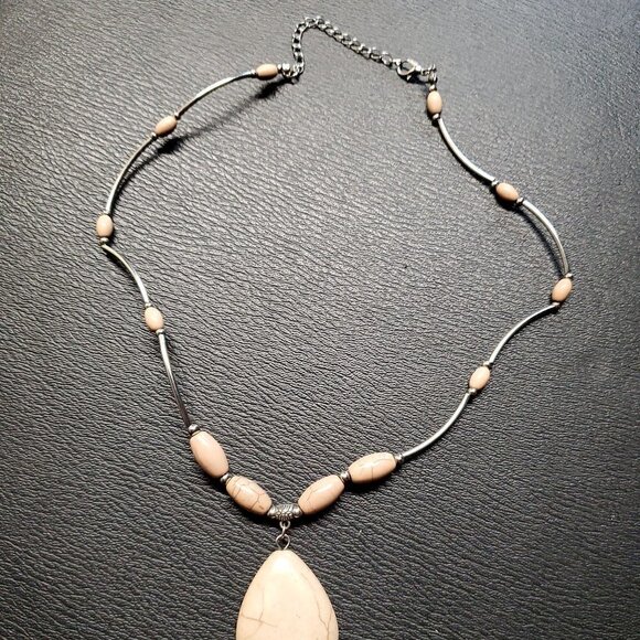 🏆Natural Howlite Stone Tear Drop Silver Tone Pendant Necklace - Picture 5 of 5